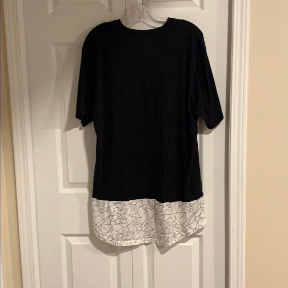Geometric Design T-Shirt - Picture 3 of 3